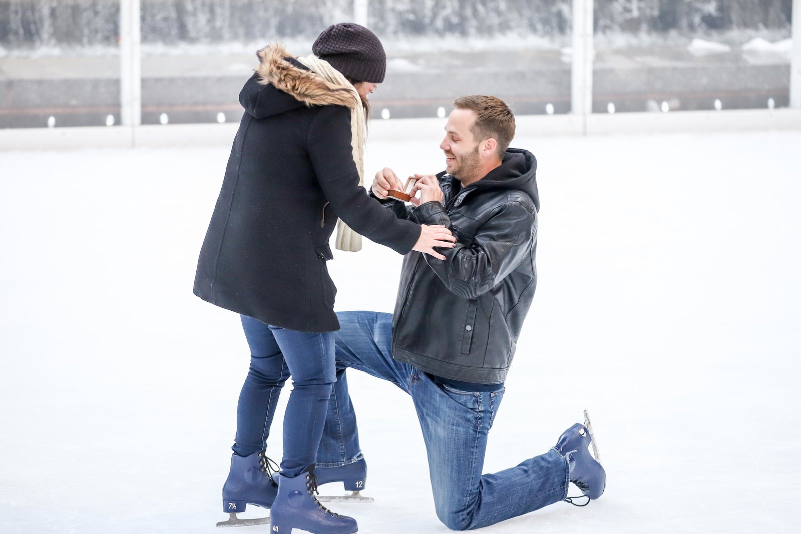 NOVA YORK, EUA, 14.02.2019 - DIA-NAMORADOS - Um homem pediu a sua namorada em casamento na pista de patinação do Rockefeller Center na Ilha de Manhattan, em Nova York, nesta quinta-feira, 14. 
Dia de São Valentim (Dia dos Namorados) . (Foto: William Volcov/Brazil Photo Press / Folhapress)