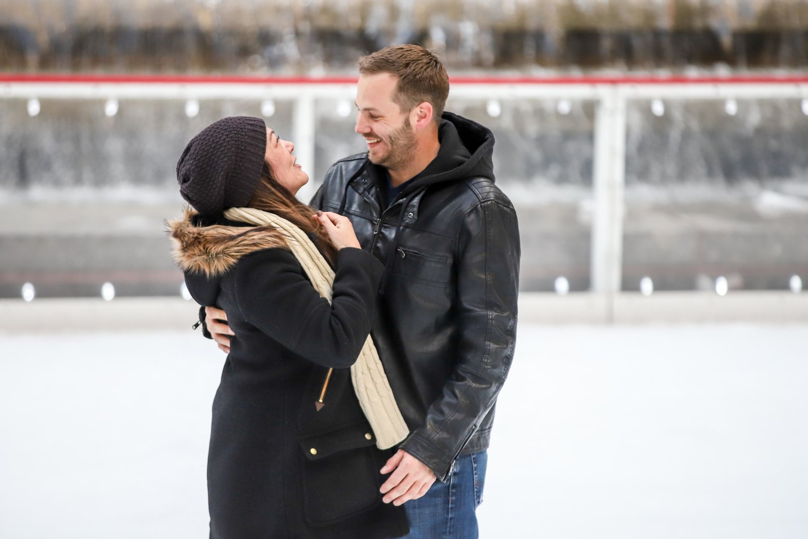 NOVA YORK, EUA, 14.02.2019 - DIA-NAMORADOS - Um homem pediu a sua namorada em casamento na pista de patinação do Rockefeller Center na Ilha de Manhattan, em Nova York, nesta quinta-feira, 14. 
Dia de São Valentim (Dia dos Namorados) . (Foto: William Volcov/Brazil Photo Press / Folhapress)